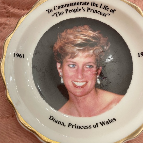 Commemorative Princess Diana Plate with Gold Trim - Picture 1 of 4